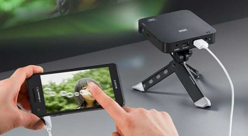 Máy chiếu kết nối với điện thoại mang đến nhiều tiện ích cho người dùng